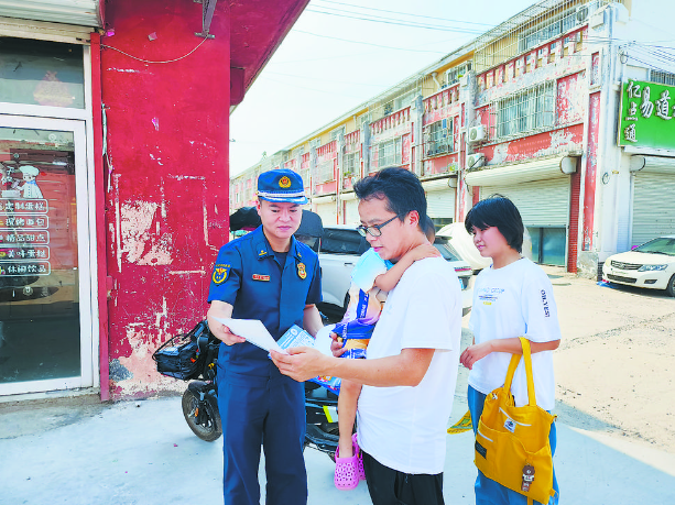  消防員走街串巷送安全